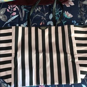 New VS tote